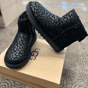 UGG WOMEN'S CLASSIC MINI SNOW LEOPARD BOOT- New W/O tag or box